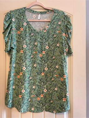 Anydeer Women’s Green Floral V-Neck Short Sleeve Top